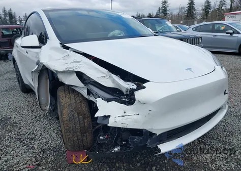 2024 Tesla Model Y Long Range Dual Motor All-Wheel Drive z USA, uszkodzony, nr VIN 7SAYGDEE5RF117892